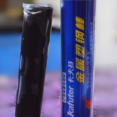 Sellant epoxy pour réparation d’un réservoir à essence automobile